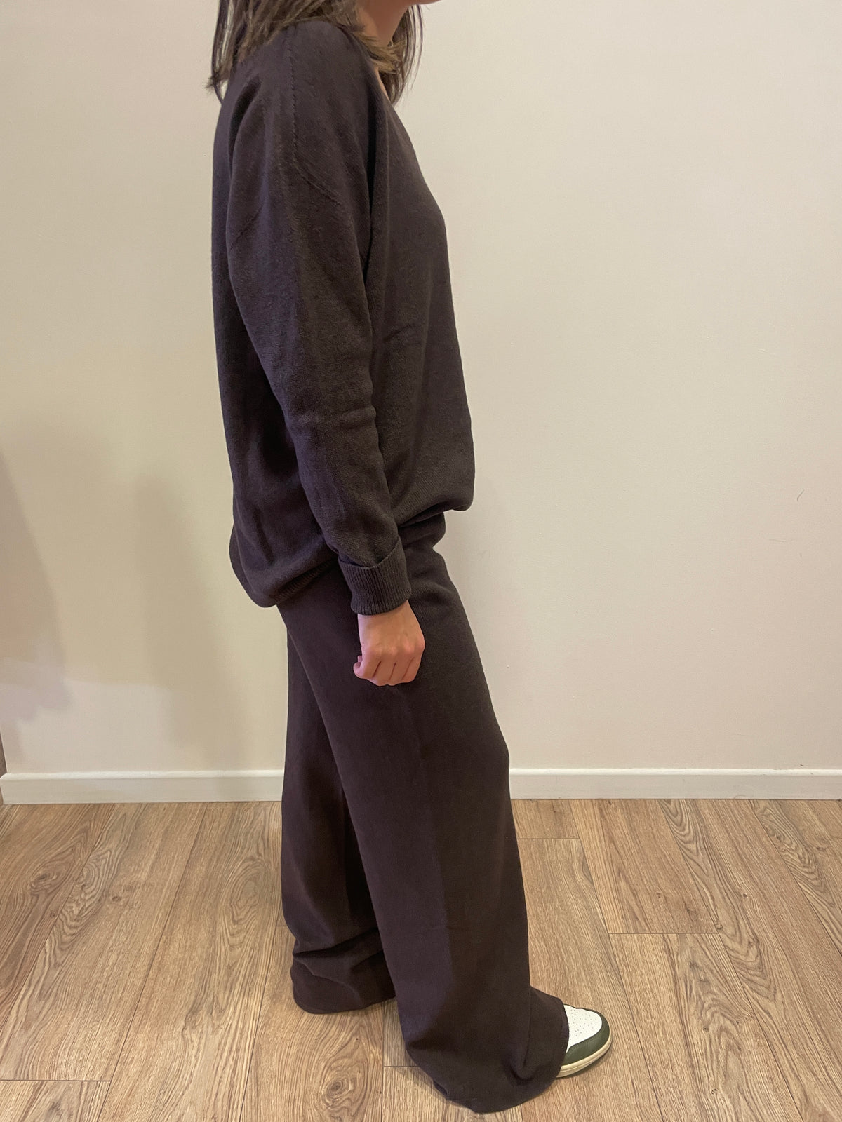 HAVEONE - Completo in misto viscosa con maglia con scollo a V e pantalone con elastico in vita color moro