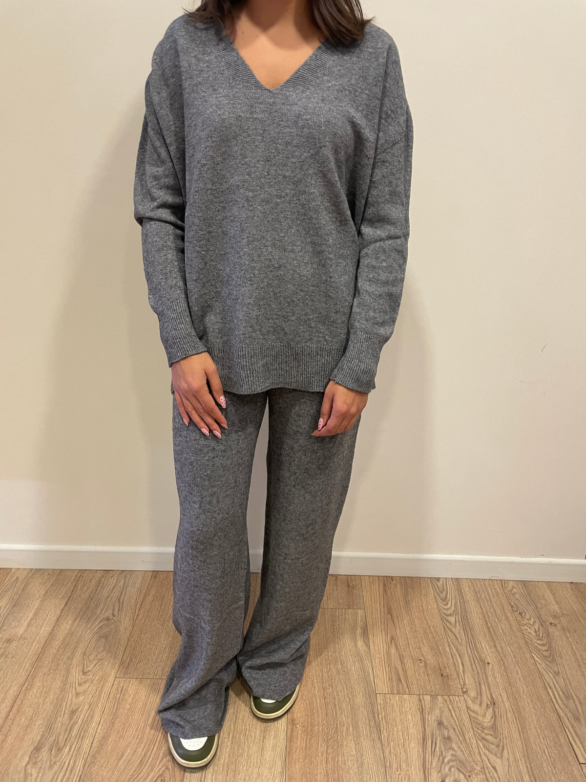 HAVEONE - Completo in misto viscosa con maglia con scollo a V e pantalone con elastico in vita color grigio