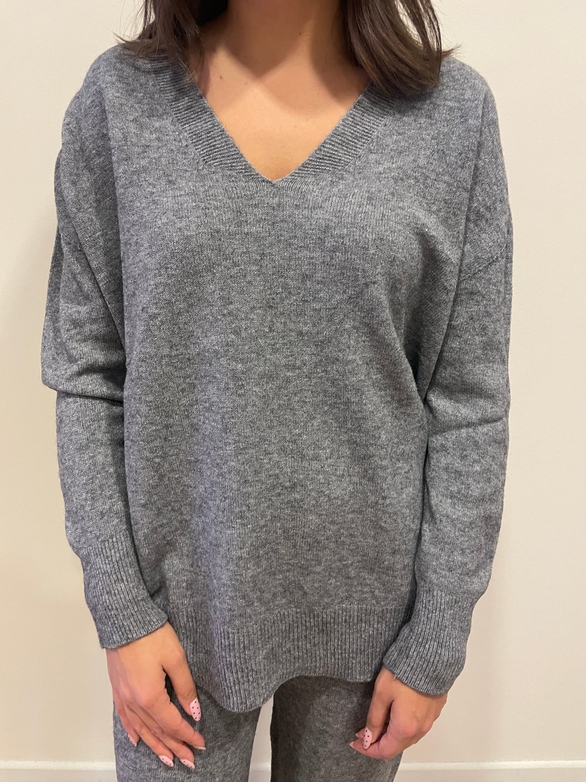 HAVEONE - Completo in misto viscosa con maglia con scollo a V e pantalone con elastico in vita color grigio