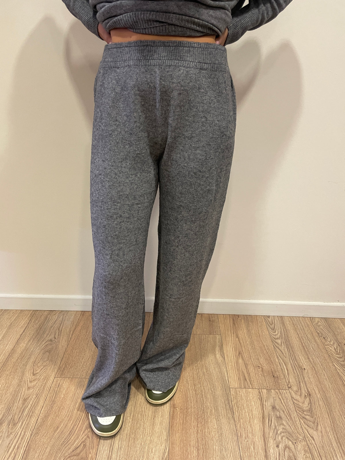 HAVEONE - Completo in misto viscosa con maglia con scollo a V e pantalone con elastico in vita color grigio