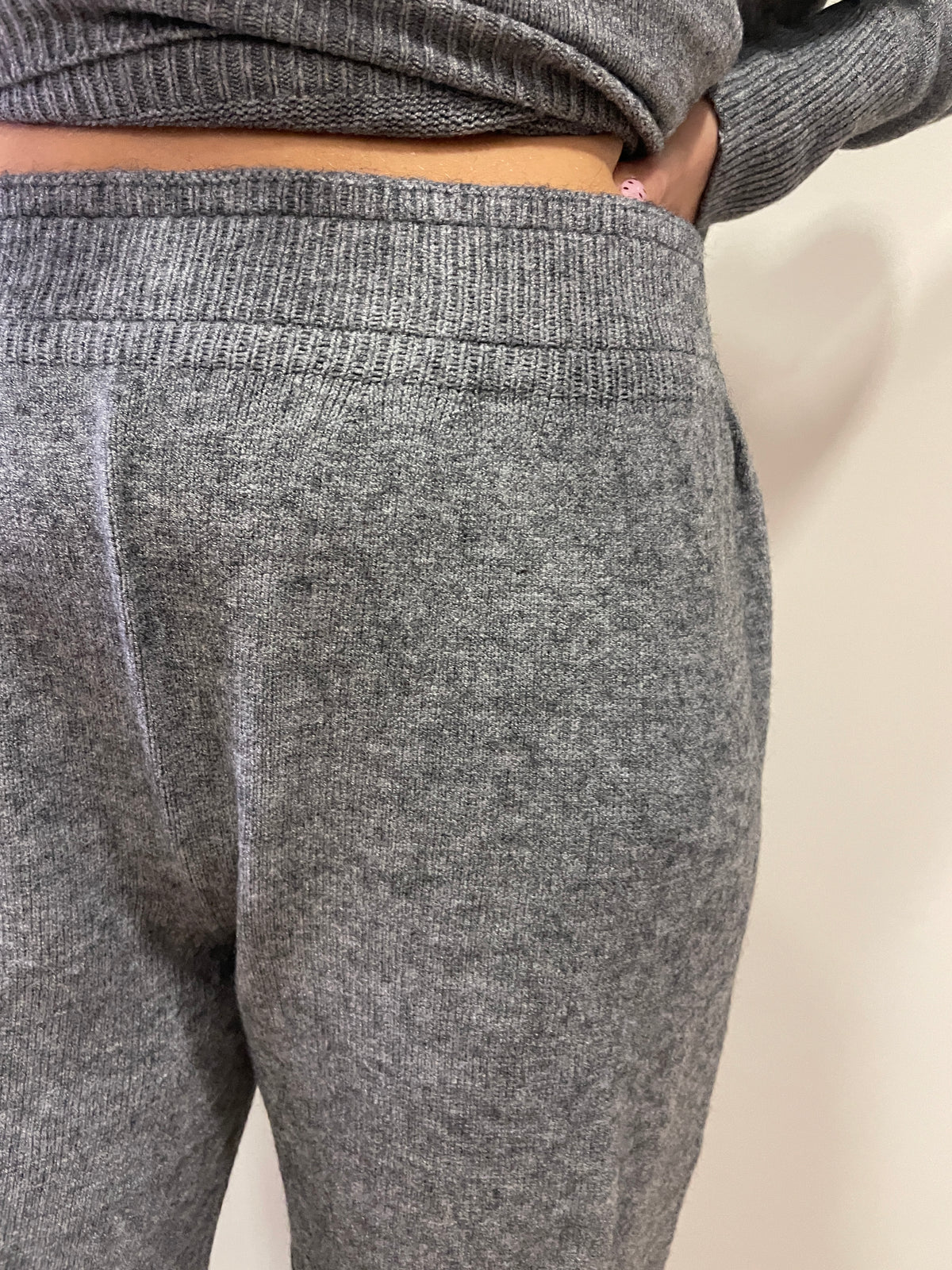 HAVEONE - Completo in misto viscosa con maglia con scollo a V e pantalone con elastico in vita color grigio