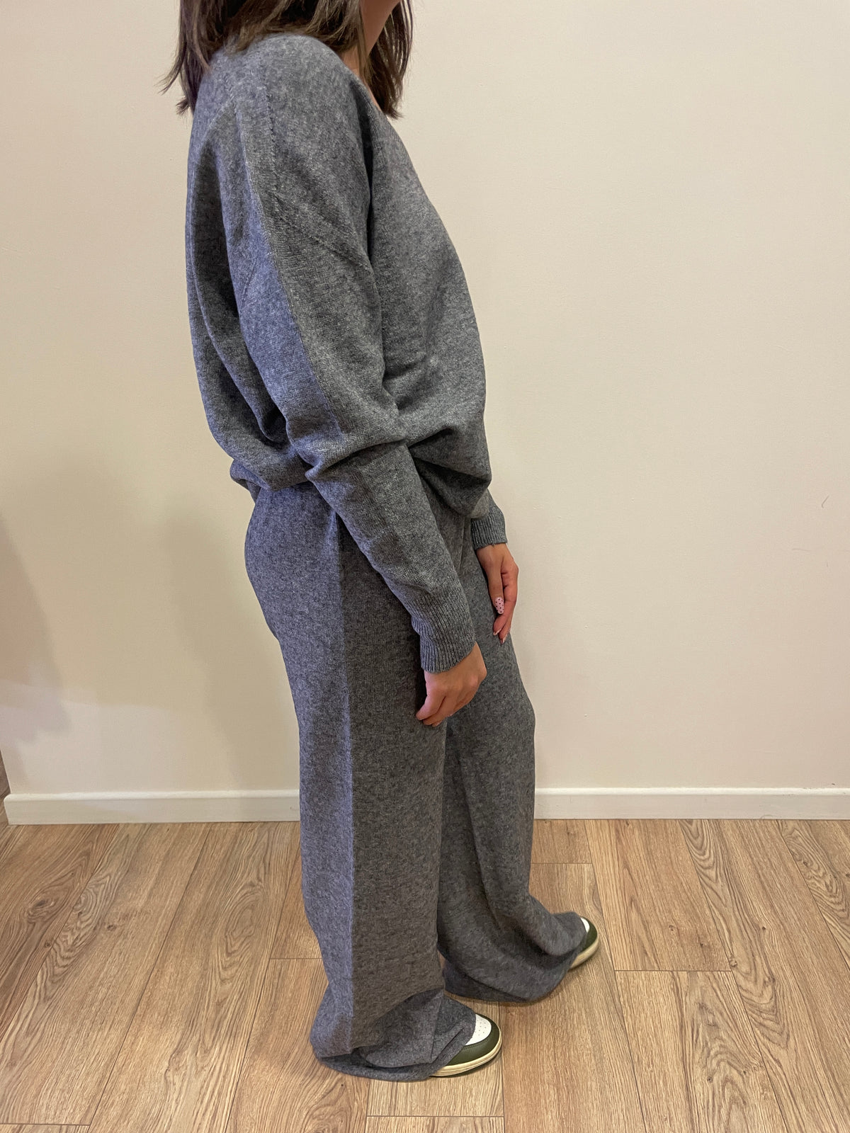 HAVEONE - Completo in misto viscosa con maglia con scollo a V e pantalone con elastico in vita color grigio