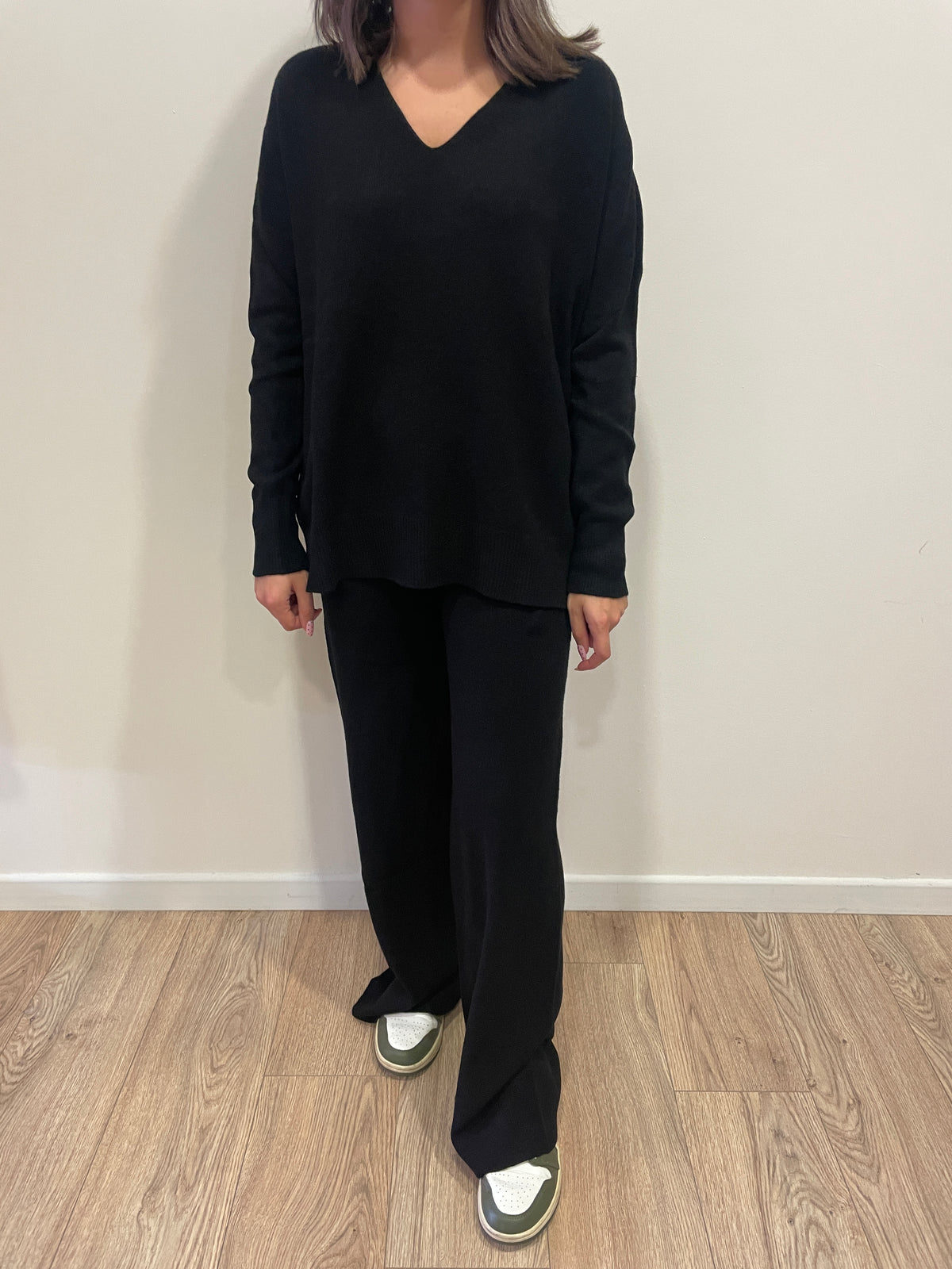 HAVEONE - Completo in misto viscosa con maglia con scollo a V e pantalone con elastico in vita color nero