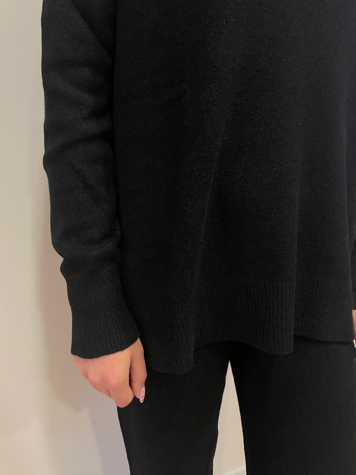 HAVEONE - Completo in misto viscosa con maglia con scollo a V e pantalone con elastico in vita color nero