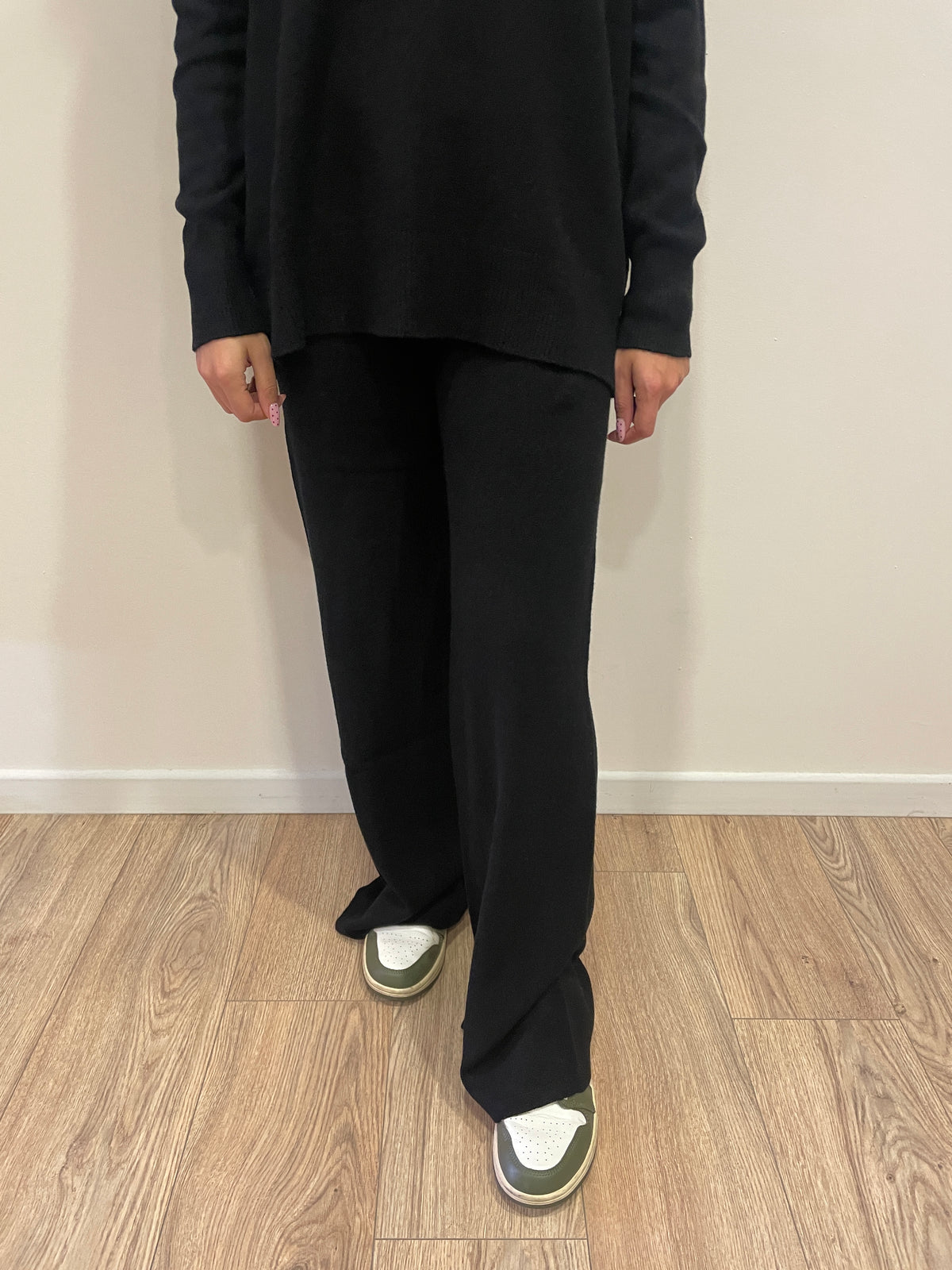 HAVEONE - Completo in misto viscosa con maglia con scollo a V e pantalone con elastico in vita color nero