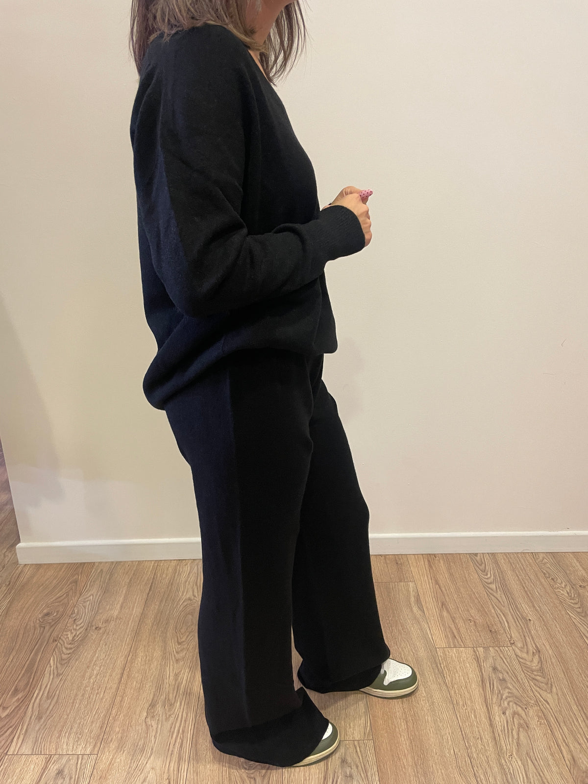 HAVEONE - Completo in misto viscosa con maglia con scollo a V e pantalone con elastico in vita color nero