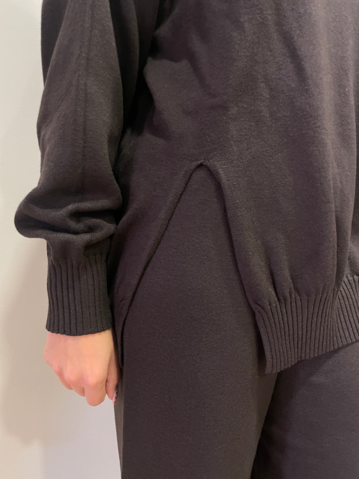 SUSY MIX - Maglia a girocollo con spacco laterale color moro