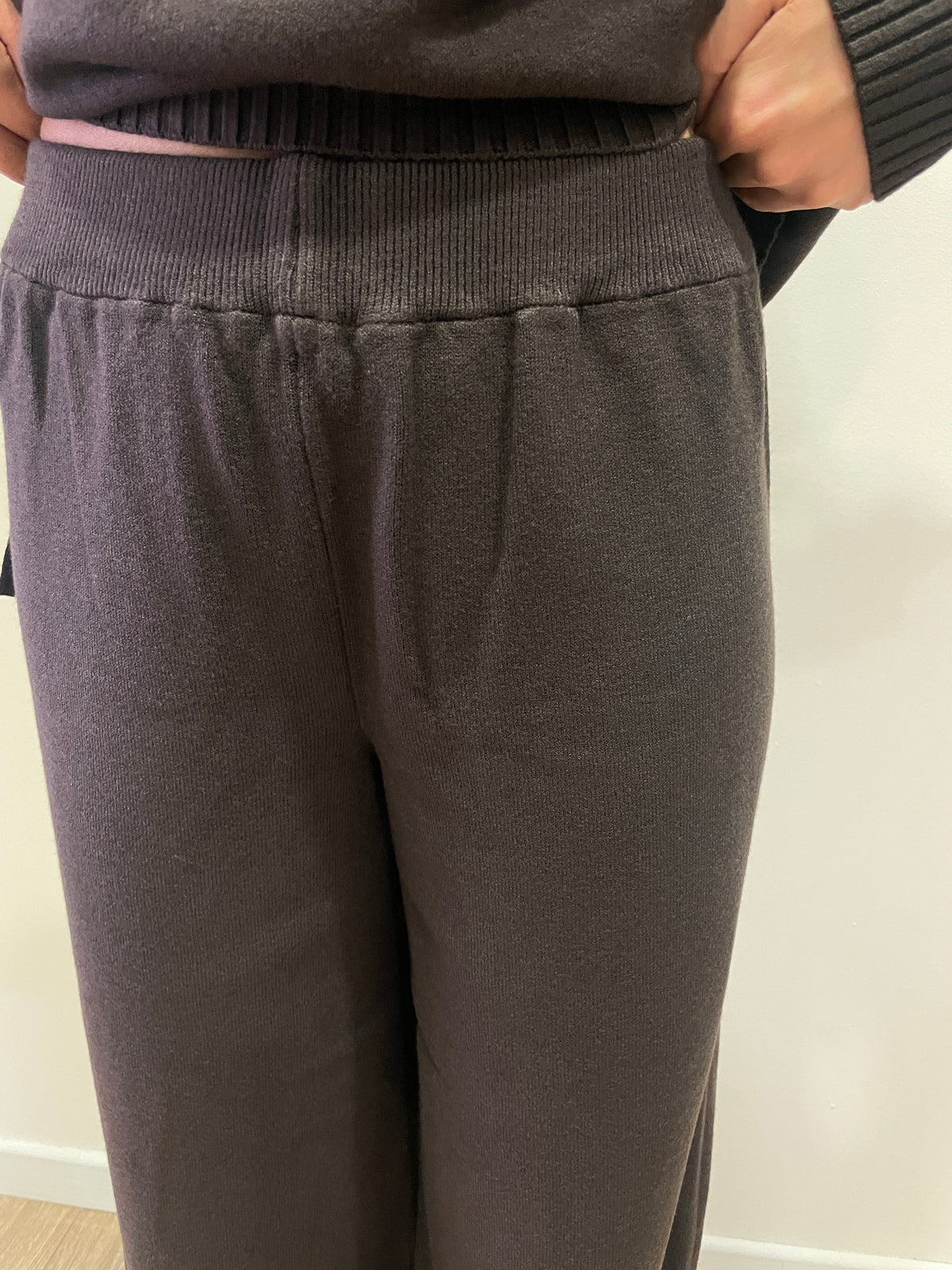 SUSY MIX - Pantalone in maglia a palazzo con elastico color moro