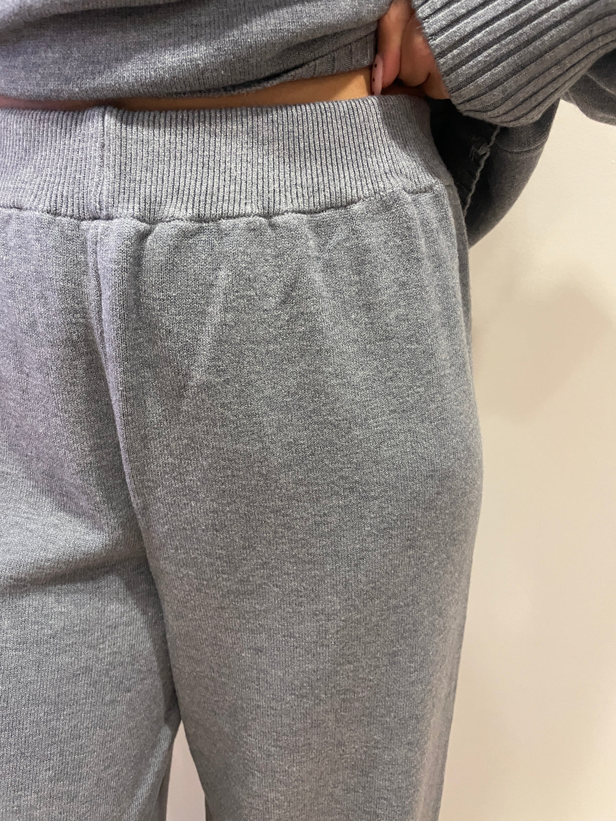 SUSY MIX - Pantalone in maglia a palazzo con elastico color grigio