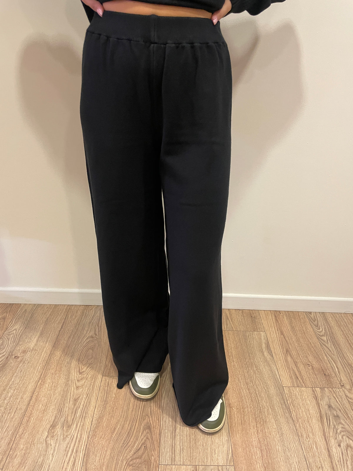 SUSY MIX - Pantalone in maglia a palazzo con elastico color nero