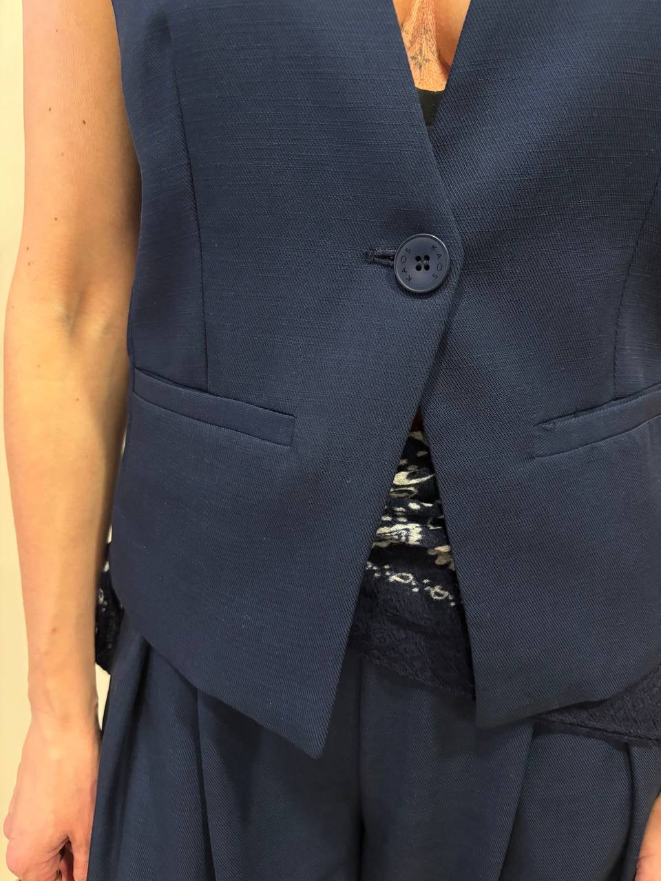 KAOS - Gilet blu a un bottone con tasche a filetto