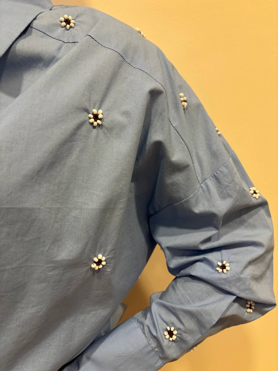 KAOS - Camicia in cotone azzurra con dettaglio applicazione margherite