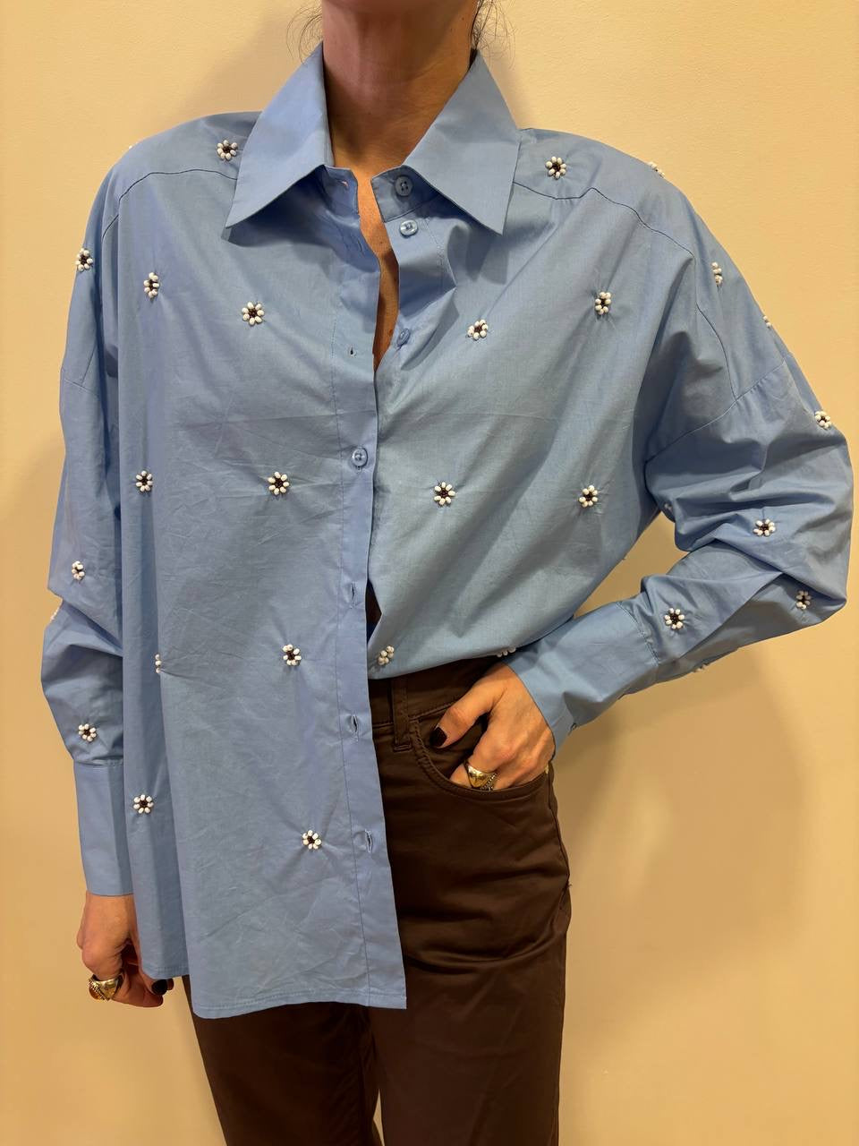 KAOS - Camicia in cotone azzurra con dettaglio applicazione margherite