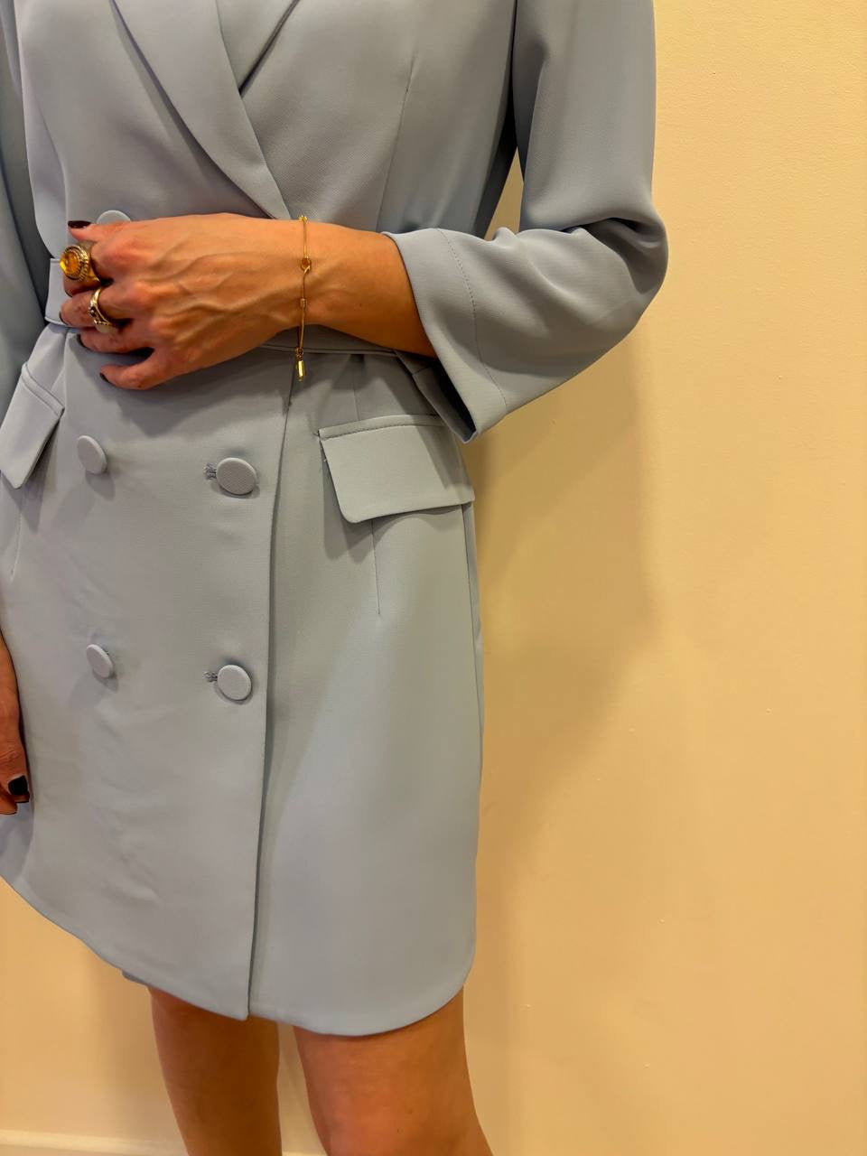 KONTATTO - Abito azzurro corto a giacca a doppiopetto con cintura