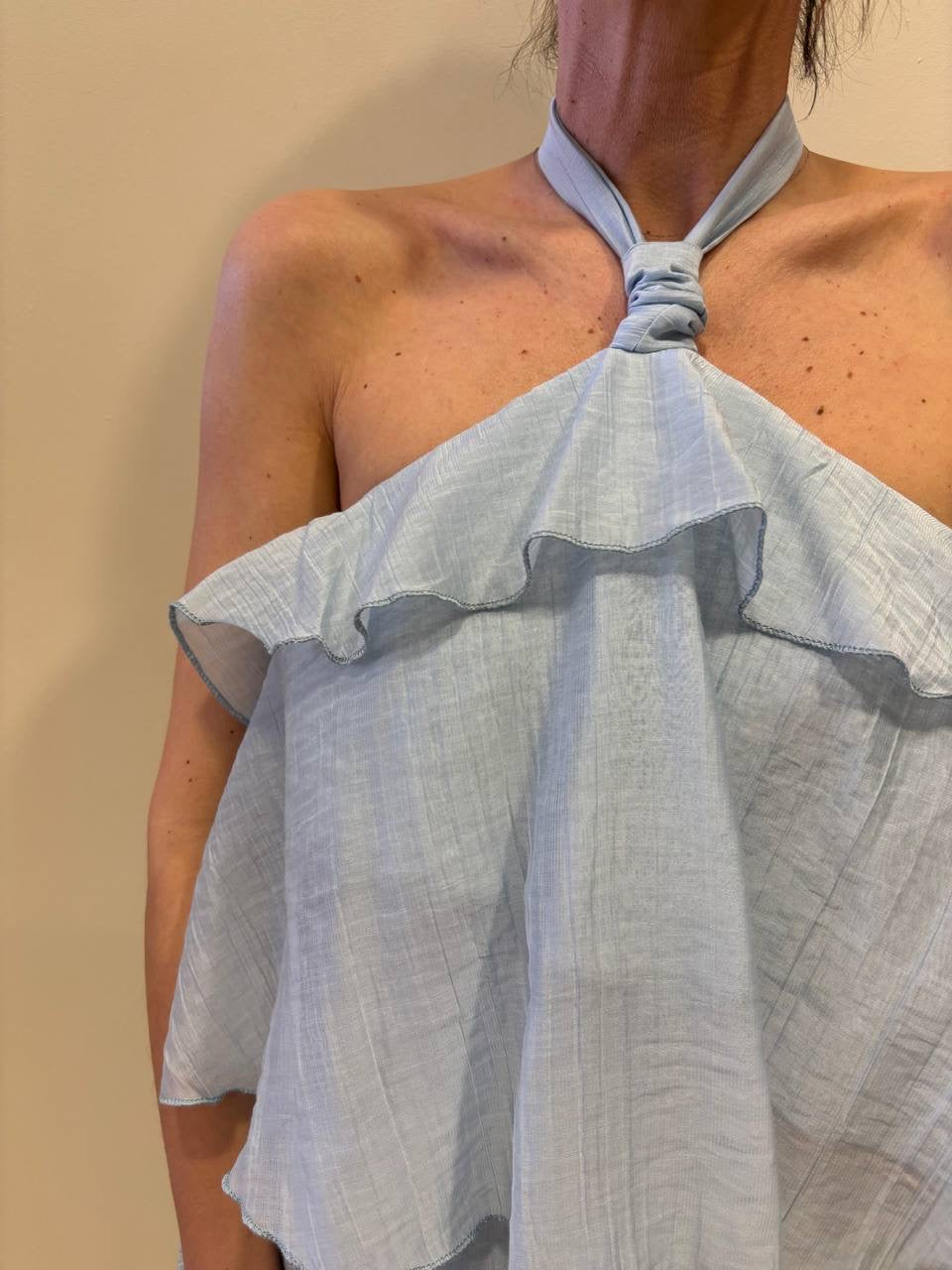 KONTATTO - Abito corto azzurro asimmetrico con balze e allacciatura al collo