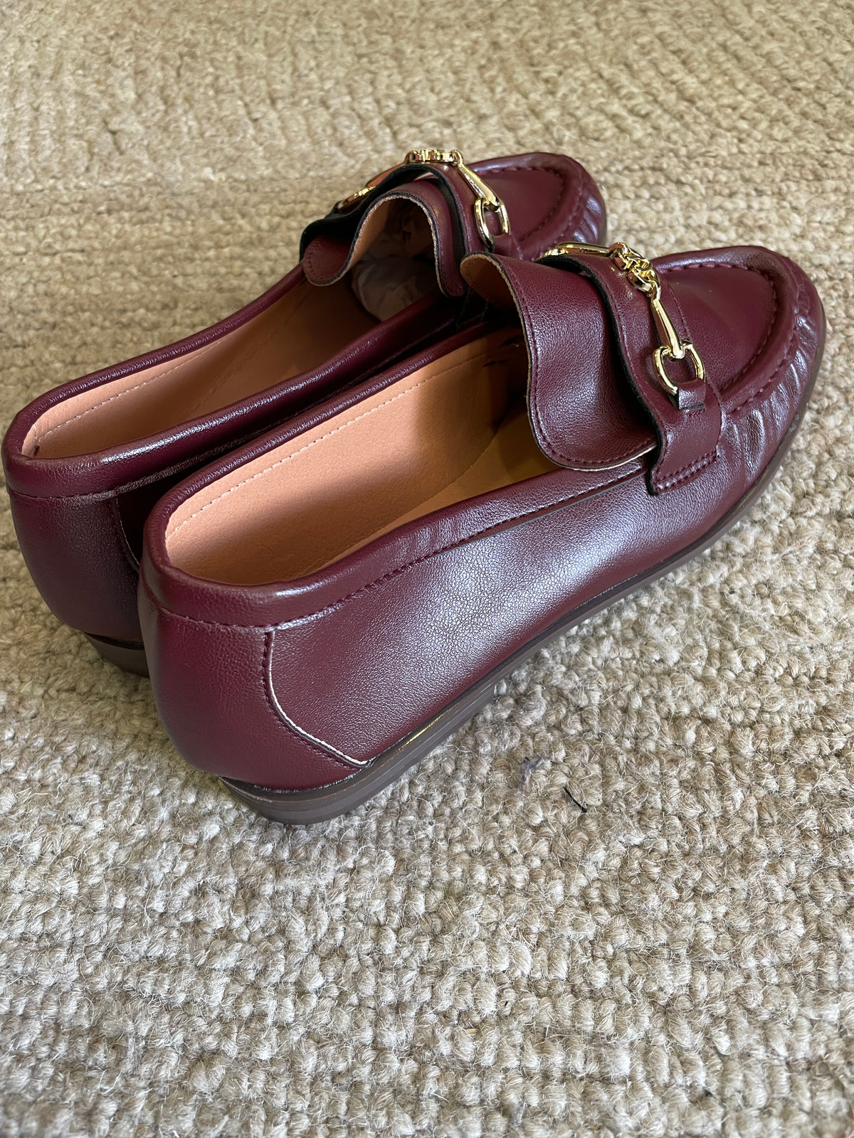Mocassino in ecopelle bordeaux con fibbia