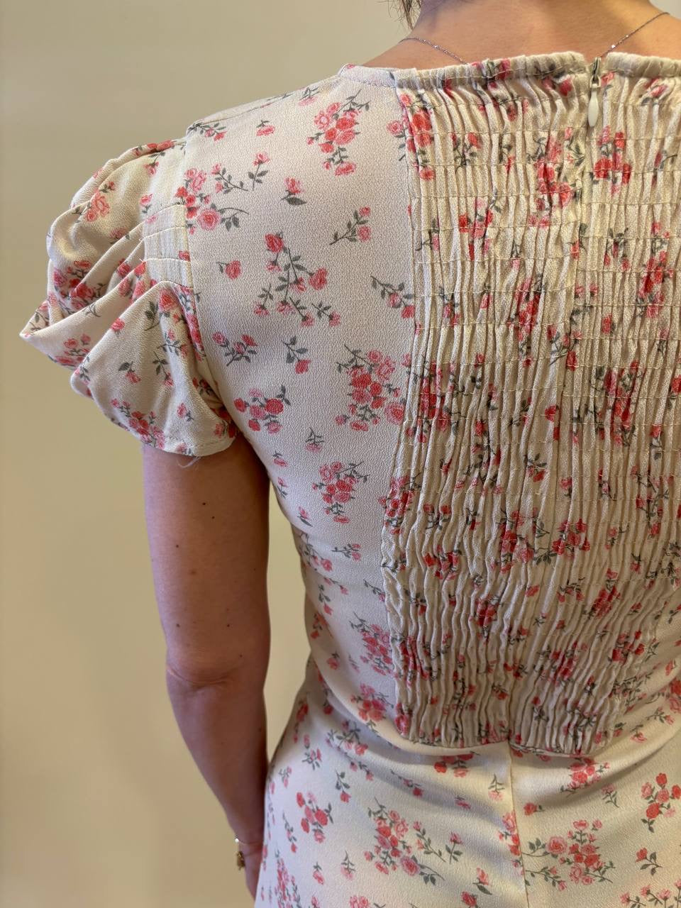 KONTATTO - Abito lungo a fiori ecrù con mezze maniche a sbuffo e arricciature