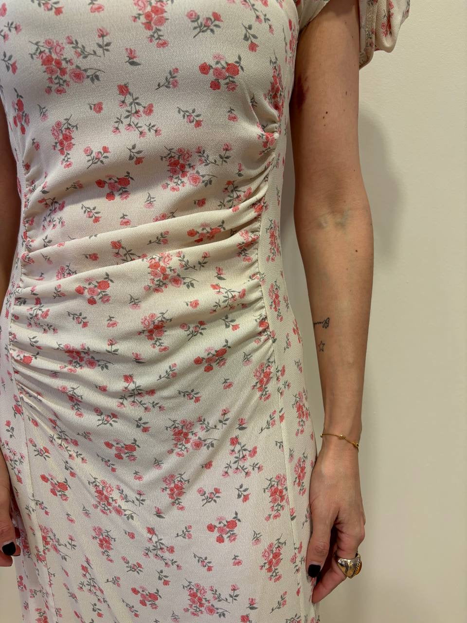 KONTATTO - Abito lungo a fiori ecrù con mezze maniche a sbuffo e arricciature