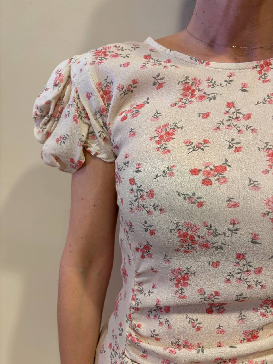 KONTATTO - Abito lungo a fiori ecrù con mezze maniche a sbuffo e arricciature