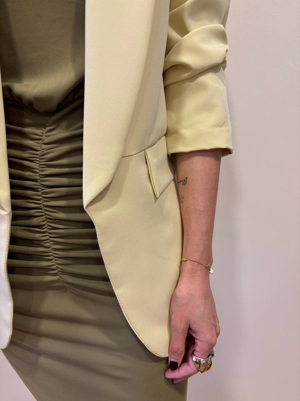 KONTATTO - Giacca giallo pulcino aperta con lancia pronunciata