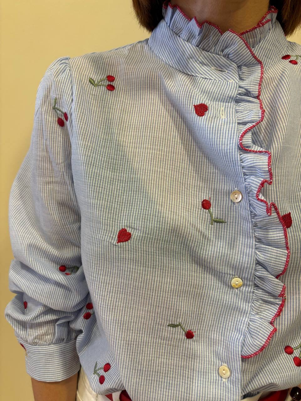 SOUVENIR - Camicia azzurra con dettaglio applicazioni ciliegie rosse