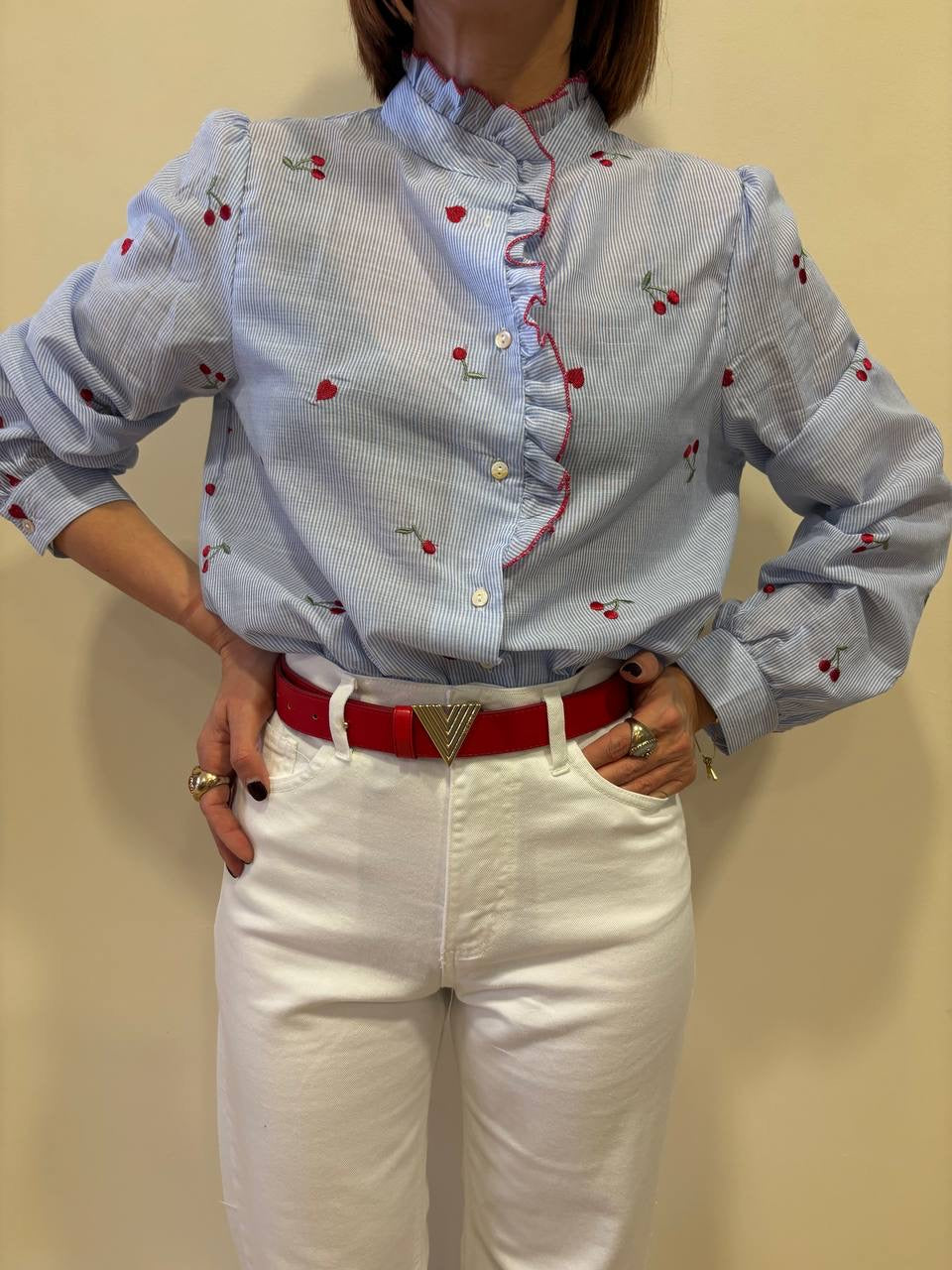 SOUVENIR - Camicia azzurra con dettaglio applicazioni ciliegie rosse