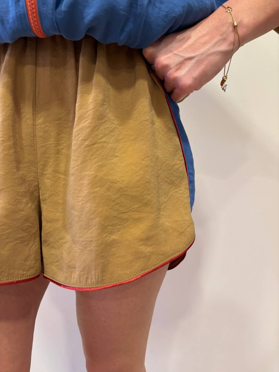 HAVEONE - Shorts in tessuto tecnico color senape e azzurro con elastico