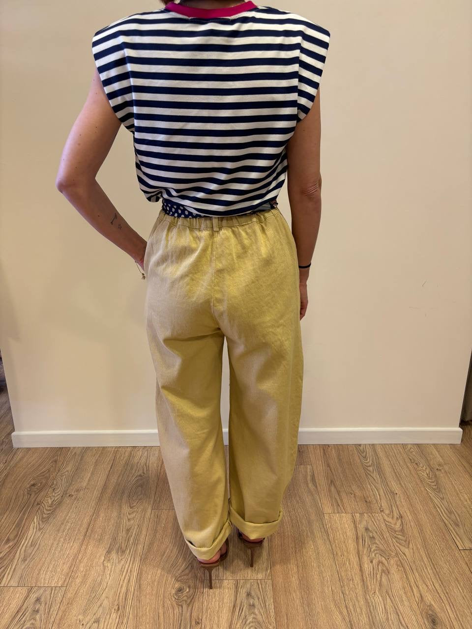 KONTATTO - Pantalone barrel in cotone senape con foulard blu