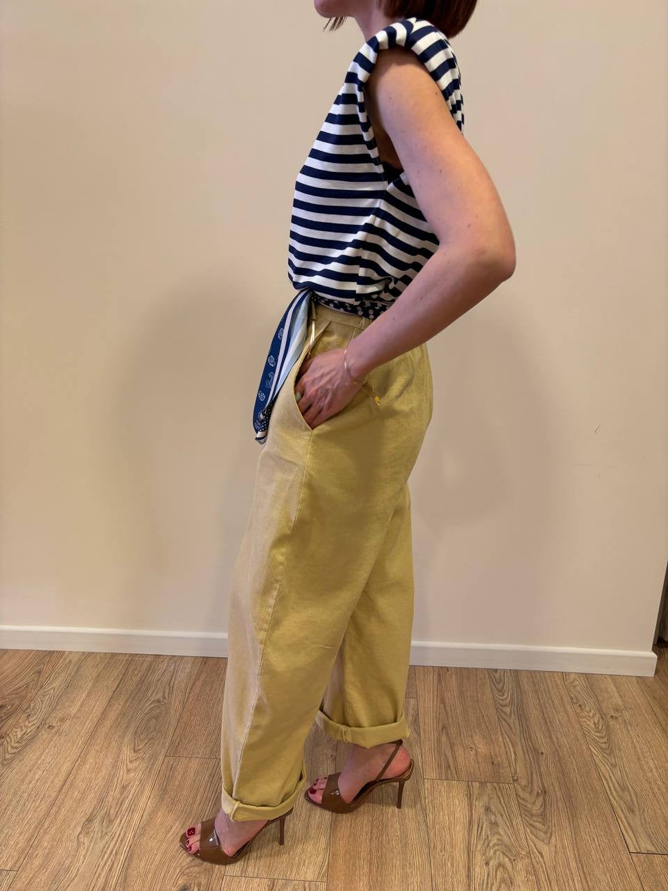 KONTATTO - Pantalone barrel in cotone senape con foulard blu