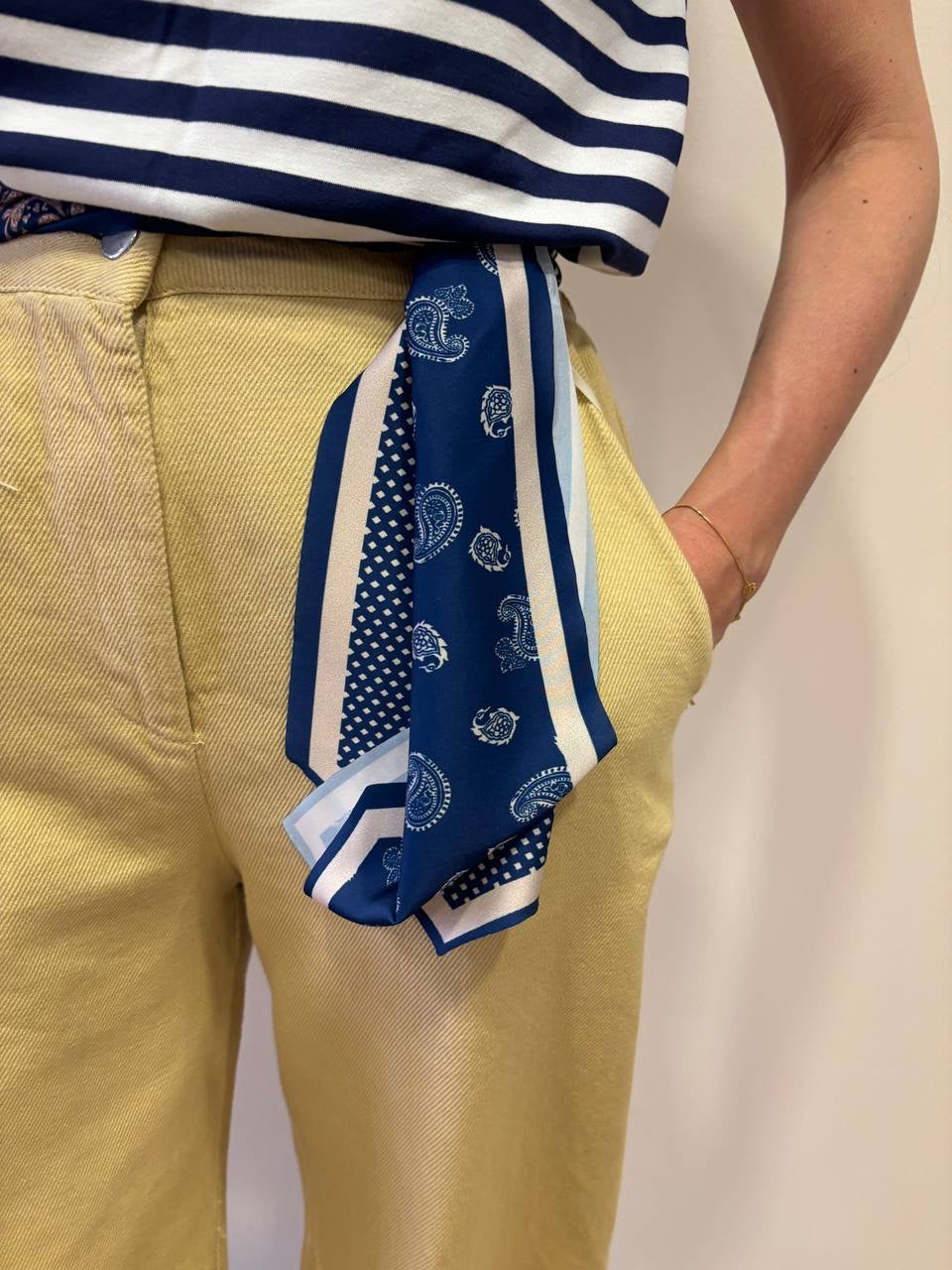 KONTATTO - Pantalone barrel in cotone senape con foulard blu