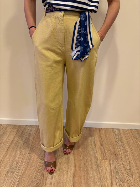 KONTATTO - Pantalone barrel in cotone senape con foulard blu