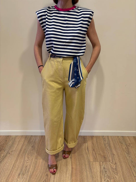 KONTATTO - Pantalone barrel in cotone senape con foulard blu