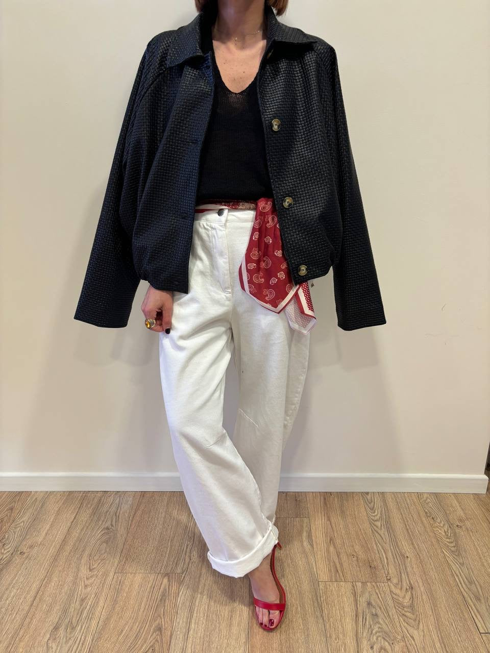 KONTATTO - Pantalone barrel in cotone bianco con foulard rosso