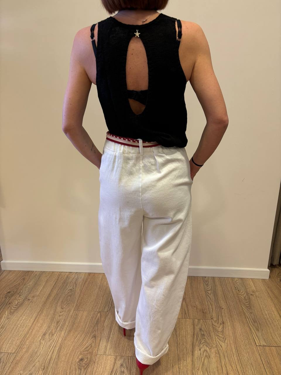 KONTATTO - Pantalone barrel in cotone bianco con foulard rosso