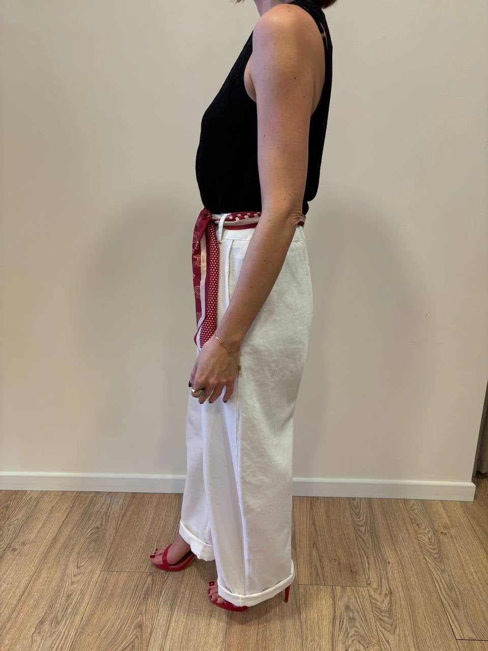 KONTATTO - Pantalone barrel in cotone bianco con foulard rosso