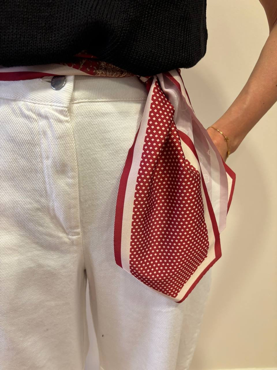 KONTATTO - Pantalone barrel in cotone bianco con foulard rosso
