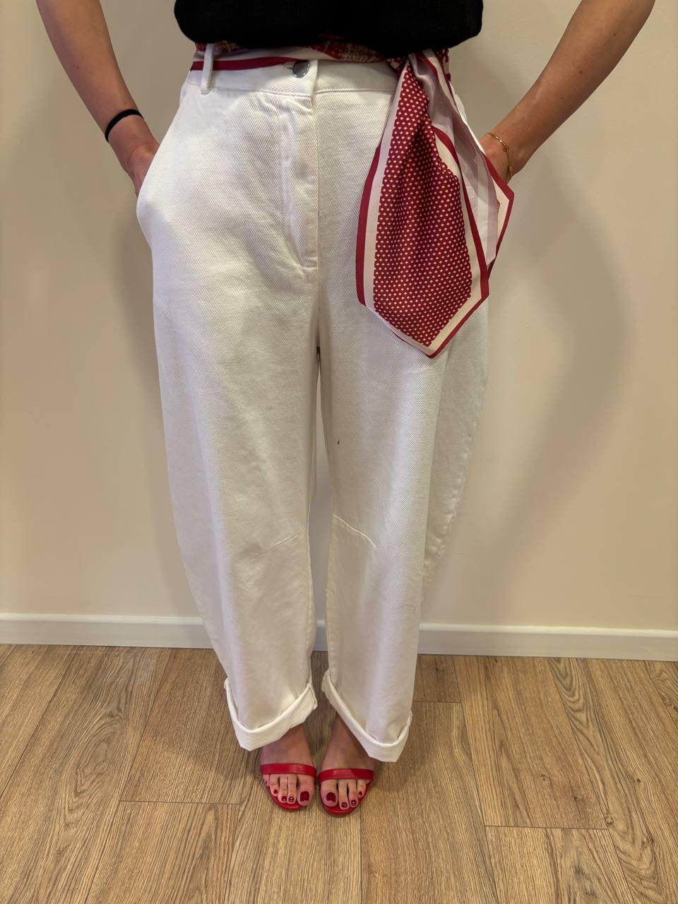 KONTATTO - Pantalone barrel in cotone bianco con foulard rosso
