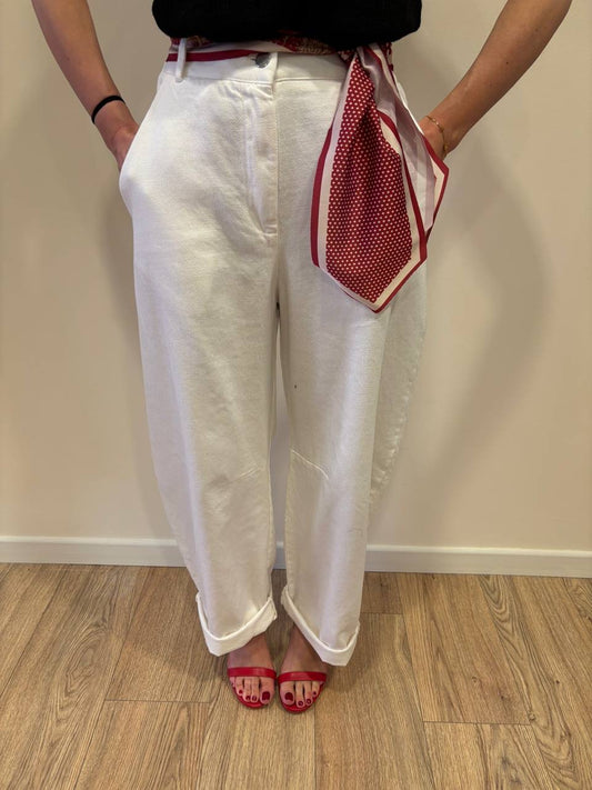 KONTATTO - Pantalone barrel in cotone bianco con foulard rosso