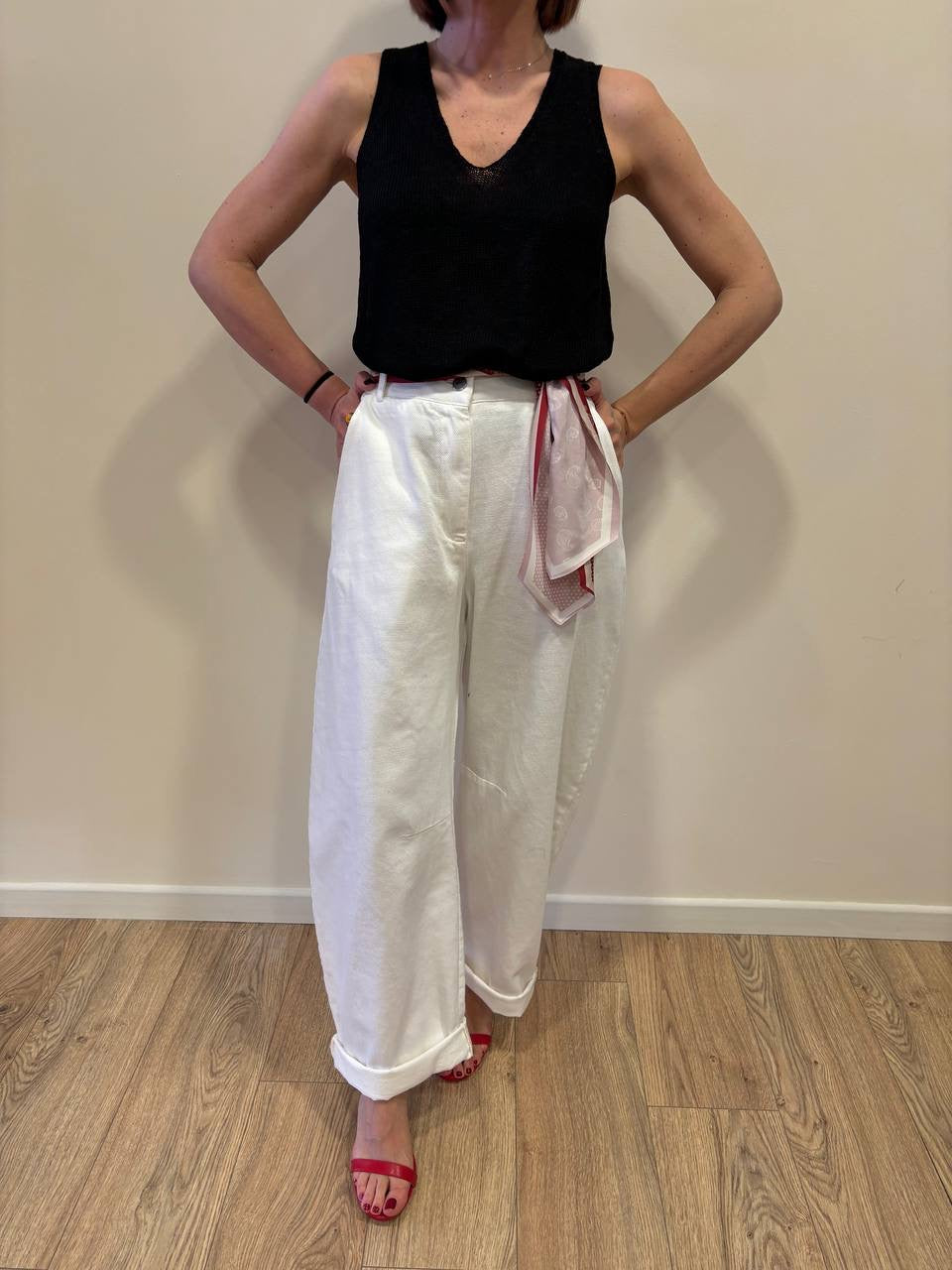 KONTATTO - Pantalone barrel in cotone bianco con foulard rosso