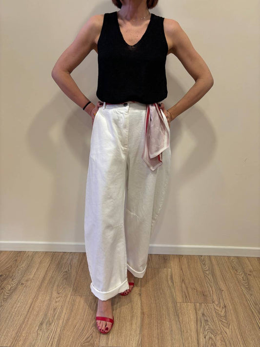 KONTATTO - Pantalone barrel in cotone bianco con foulard rosso