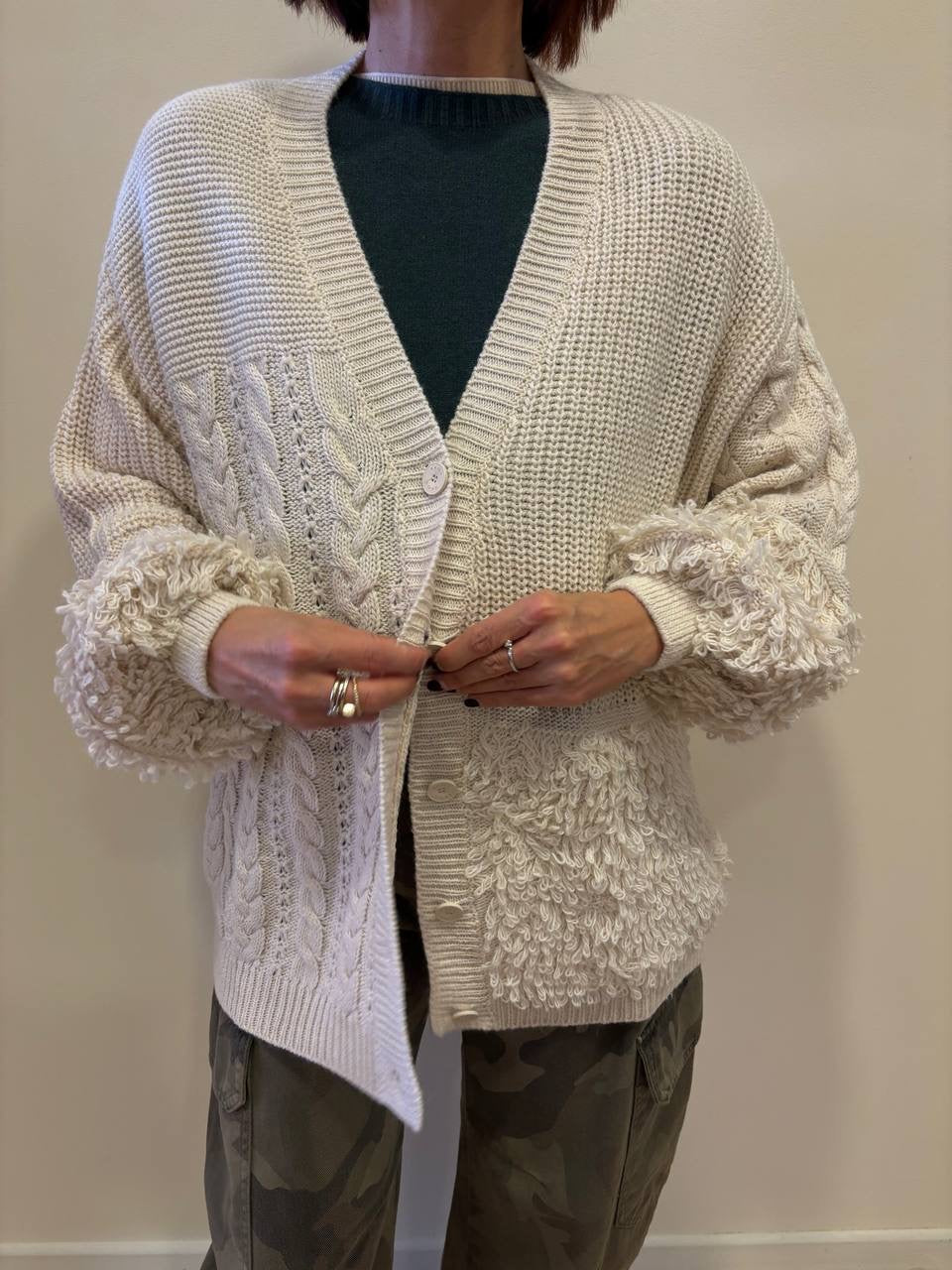 KAOS - Cardigan burro morbido con bottoni e dettaglio frange