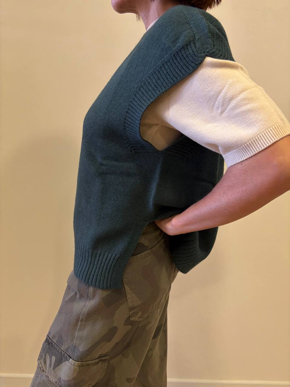 KONTATTO - Gilet in maglia a girocollo con spacchi laterali - più colori