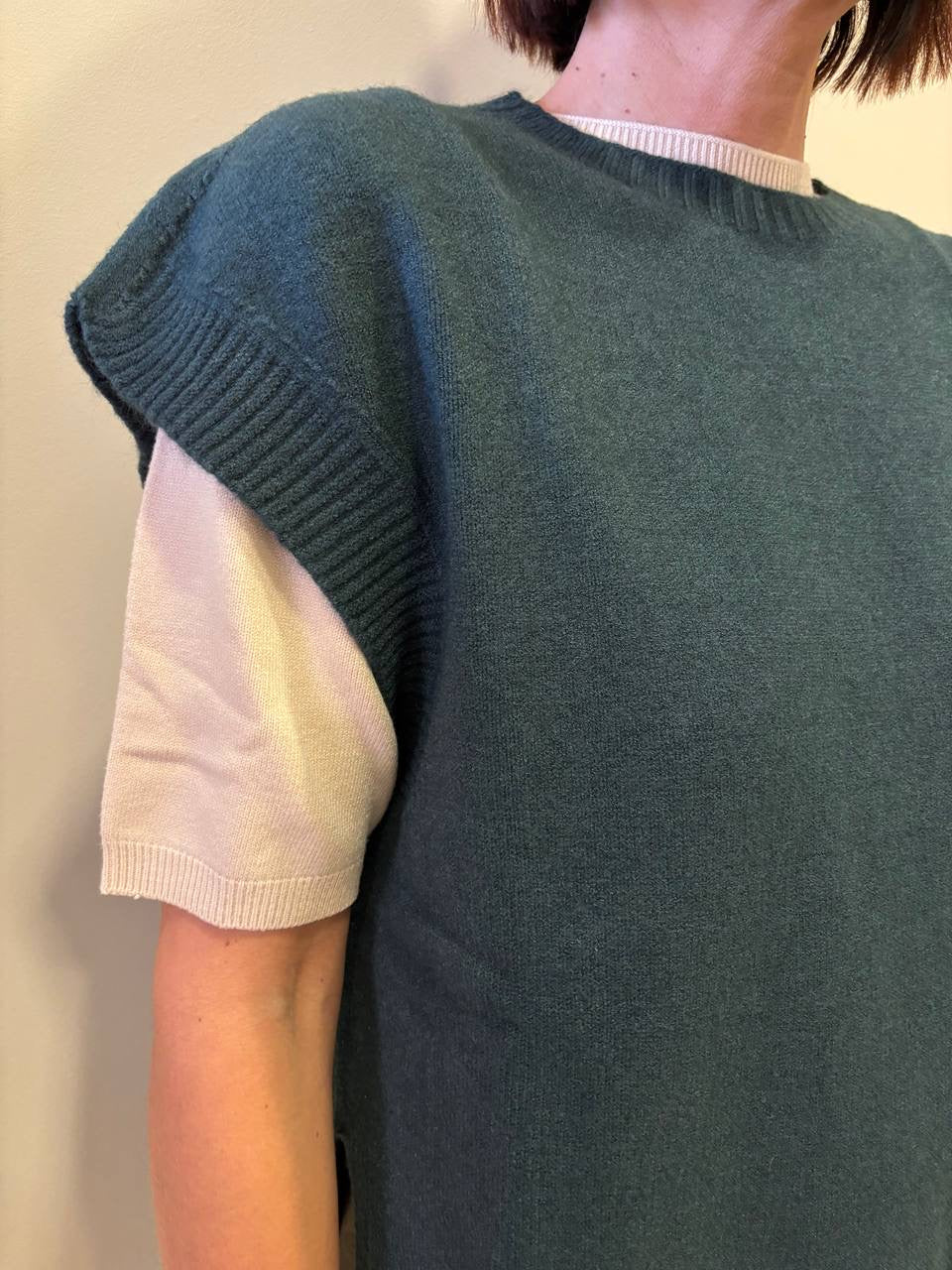 KONTATTO - Gilet in maglia a girocollo con spacchi laterali - più colori