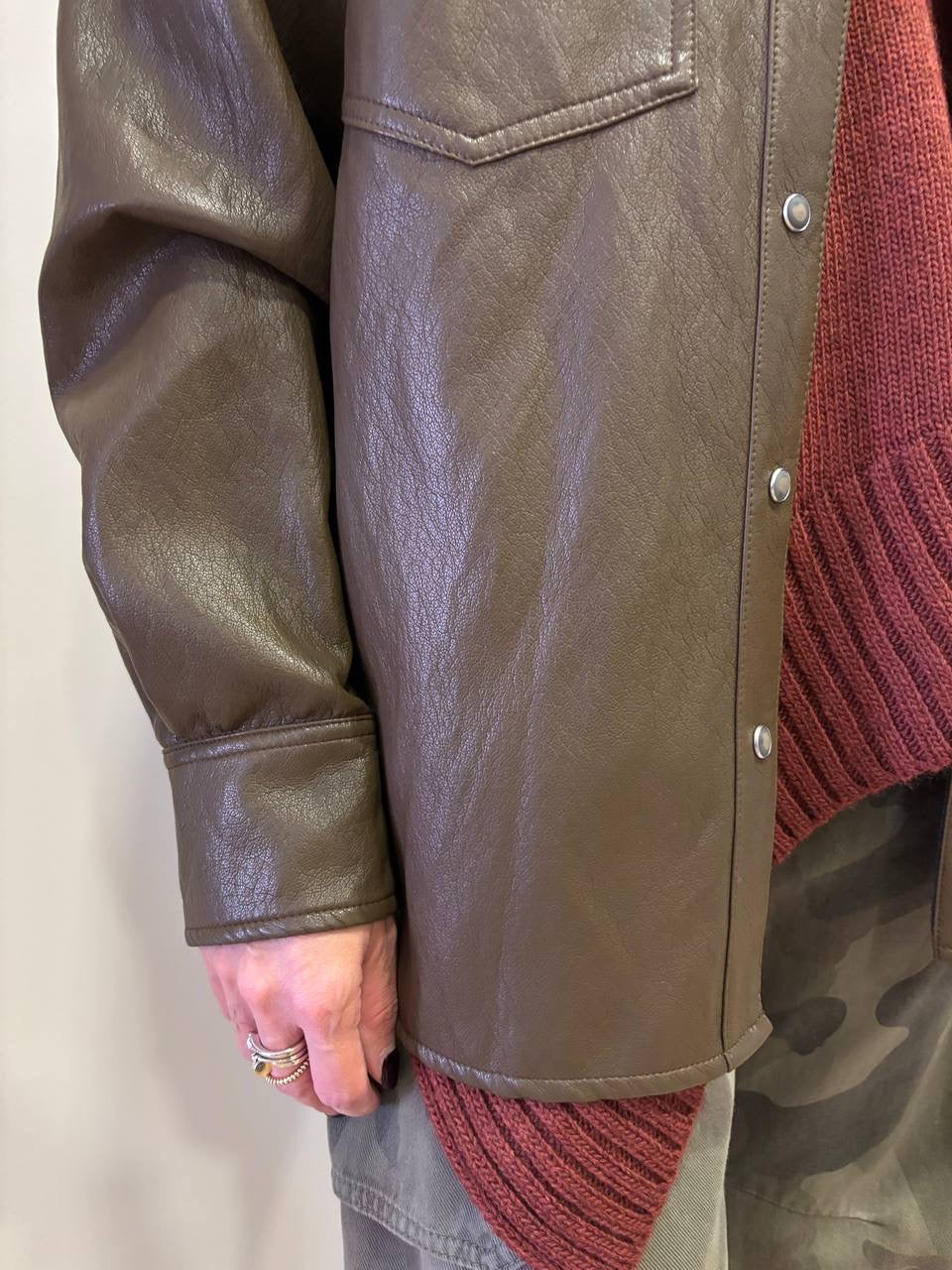 SOUVENIR - Giacchino in vera pelle a camicia con bottoni e tasche frontali color khaki