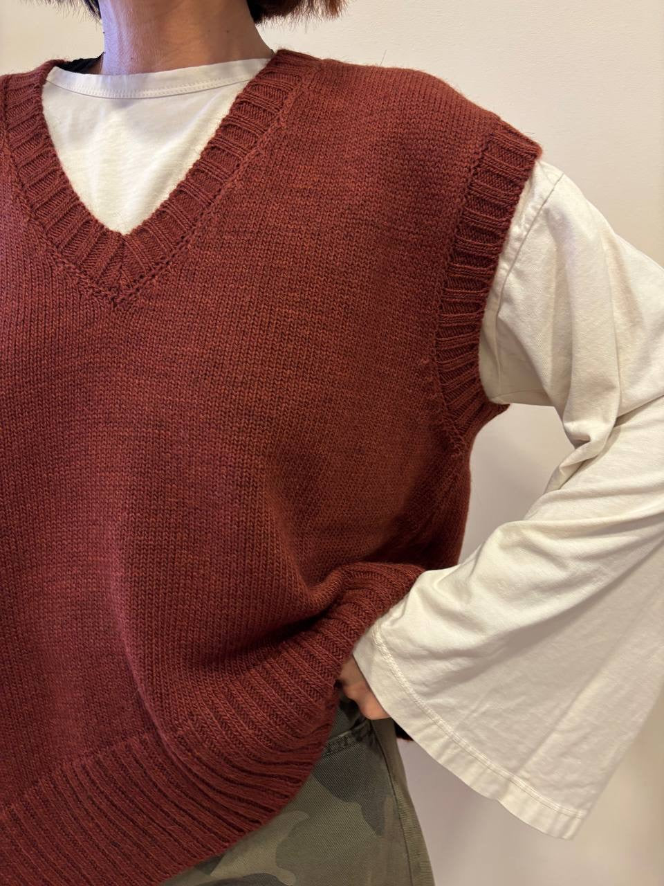 KONTATTO - Gilet in maglia trasversale con scollo a V - più colori