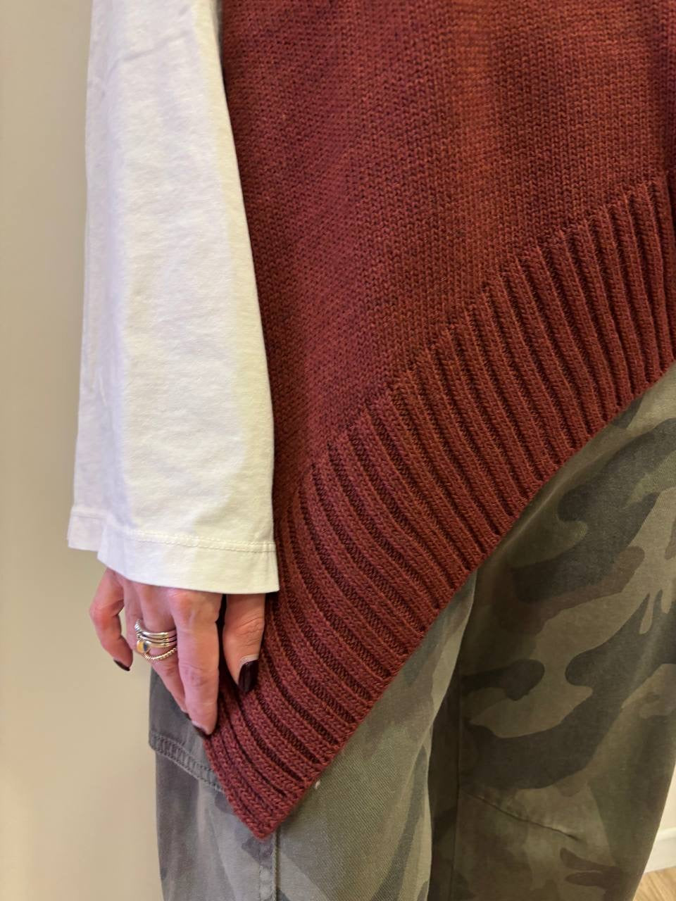 KONTATTO - Gilet in maglia trasversale con scollo a V - più colori