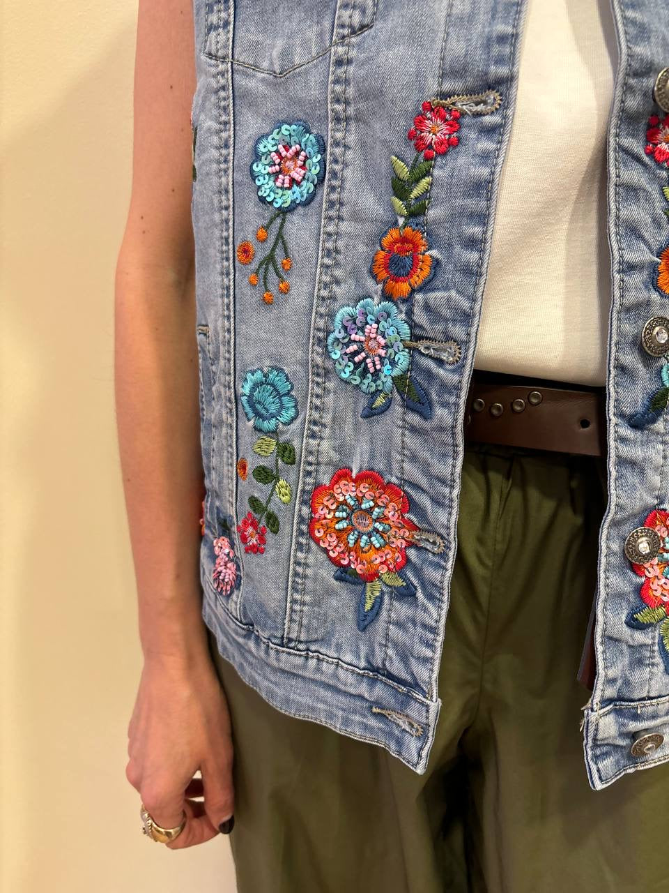 SOUVENIR - Gilet in denim con dettaglio applicazioni e tasche frontali