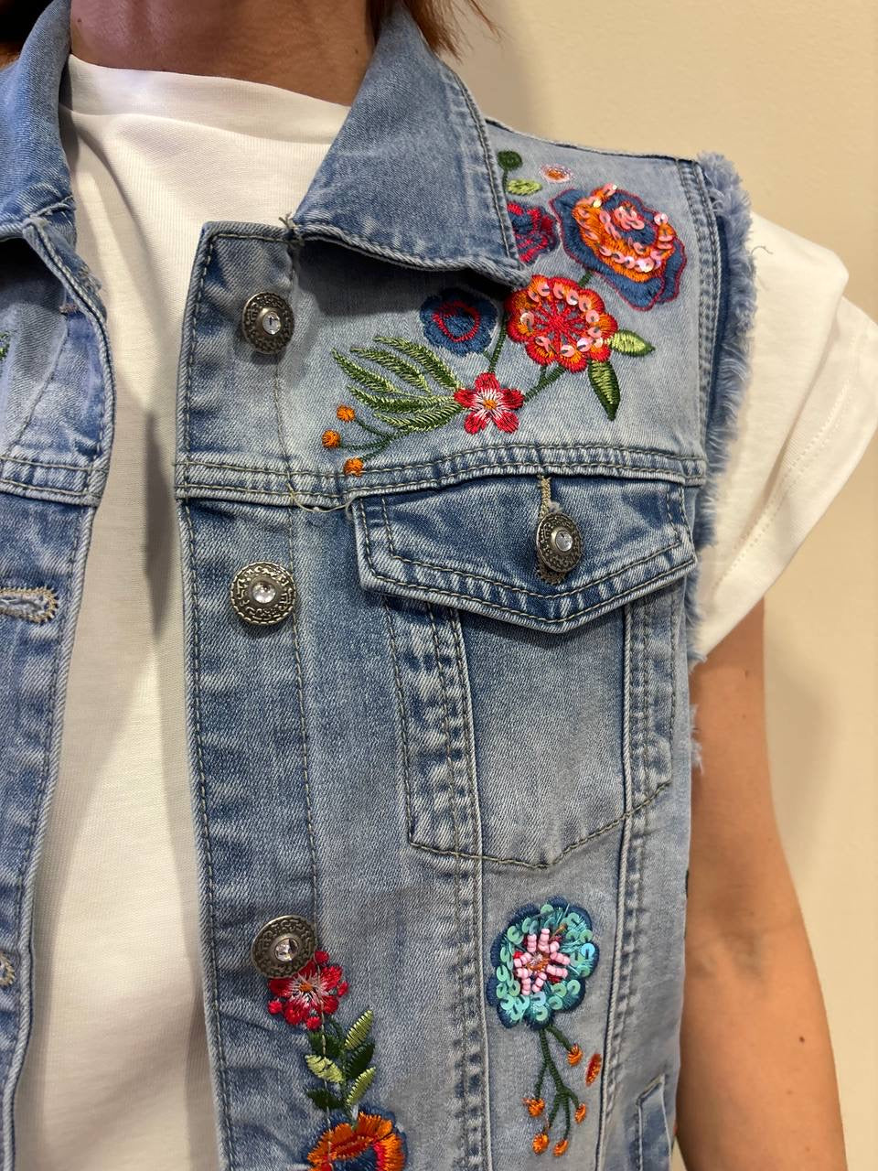 SOUVENIR - Gilet in denim con dettaglio applicazioni e tasche frontali