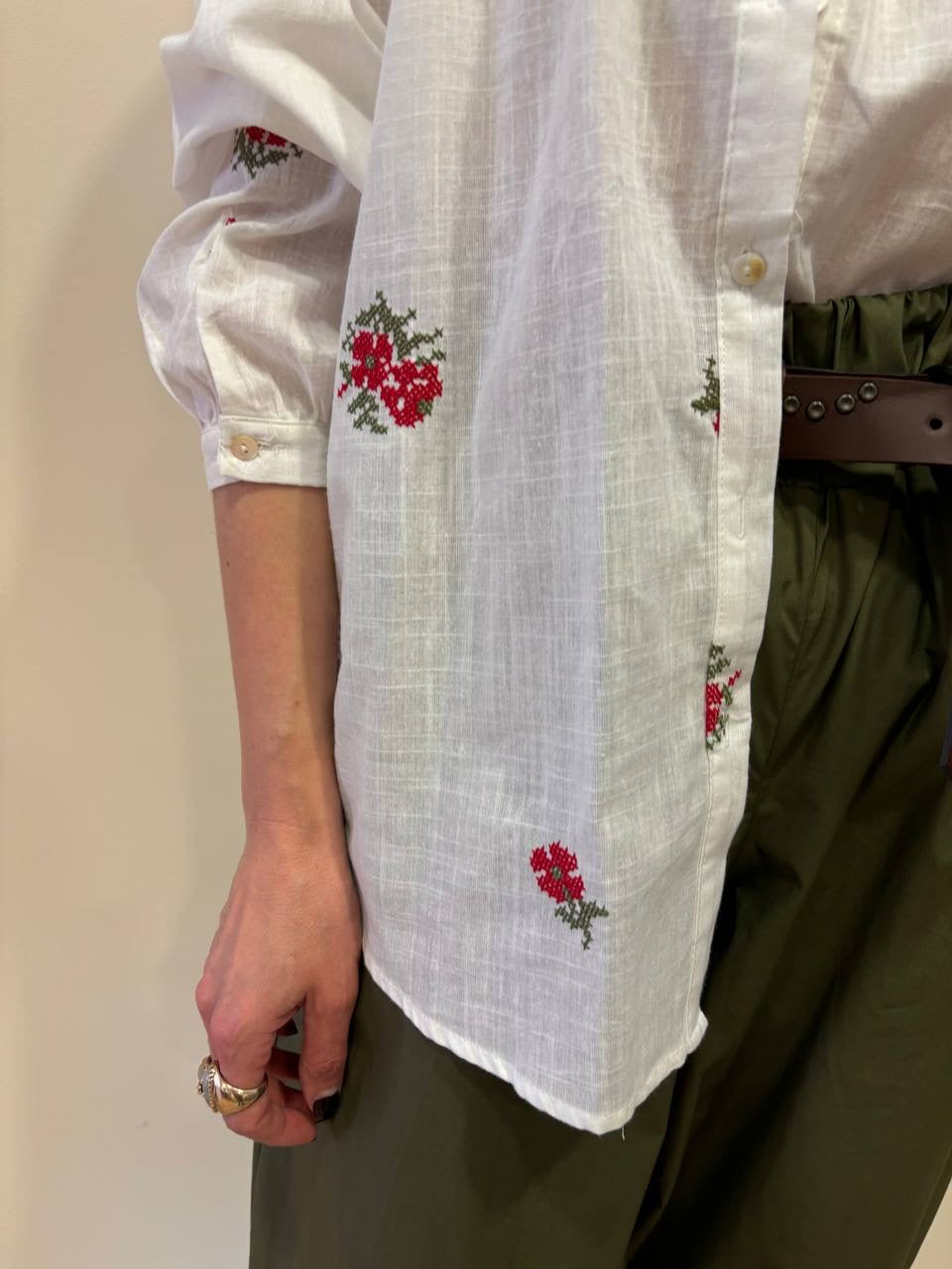 SOUVENIR - Camicia bianca in cotone con dettaglio ricami rossi