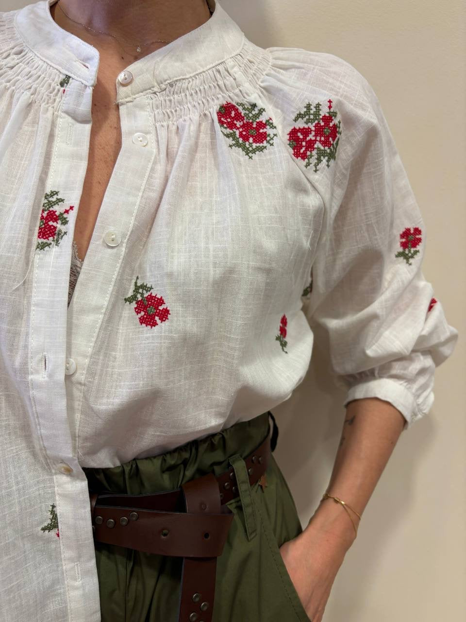 SOUVENIR - Camicia bianca in cotone con dettaglio ricami rossi